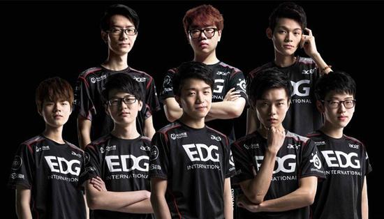 发球台前 发球台前